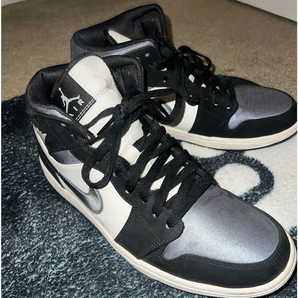 Jordan 1 mid satin grey toe
